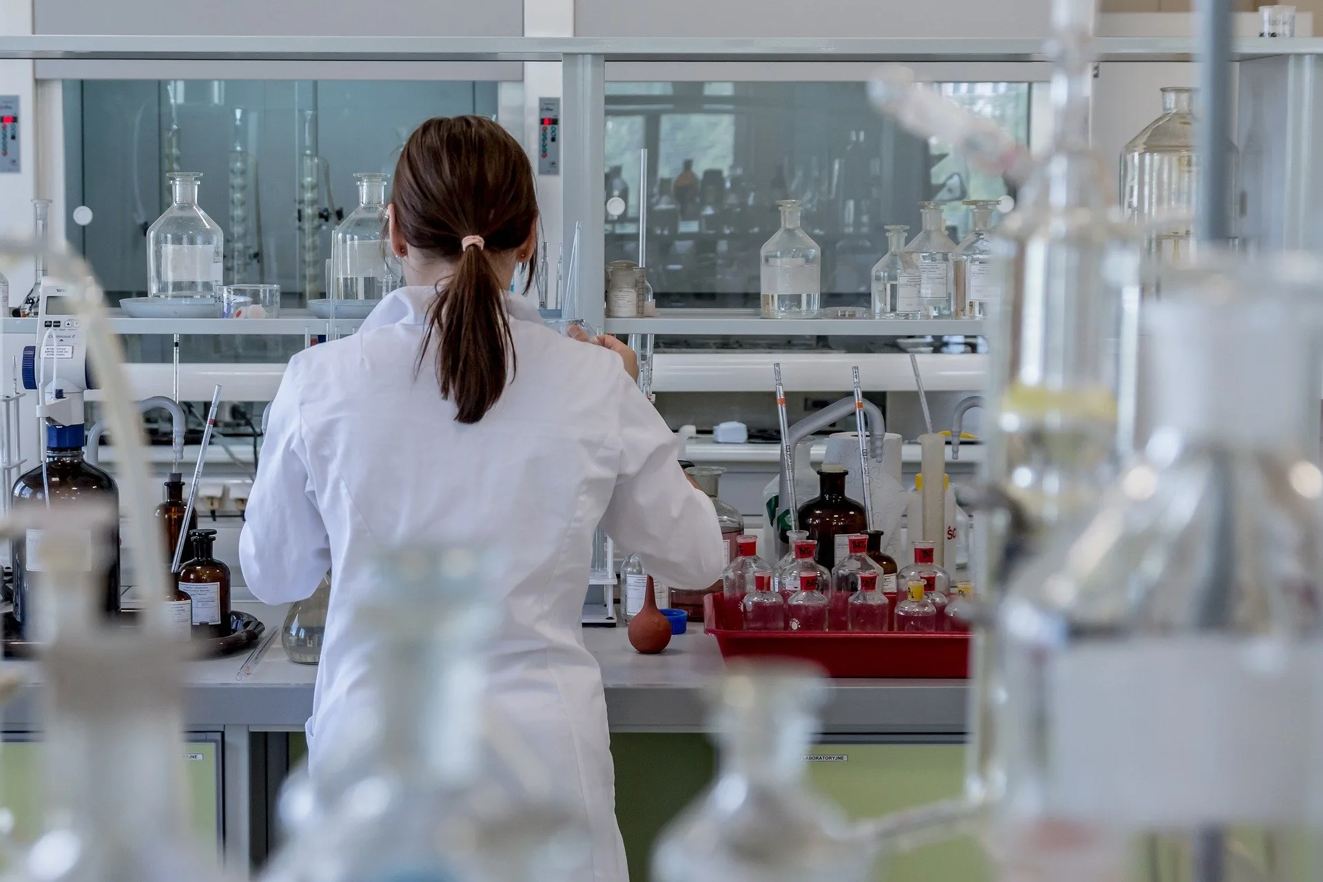 Técnica trabajando en un laboratorio de cannabis medicinal
